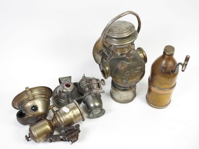 Lot including:
- Two LUXOR bicycle lamps,...
