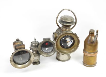 Lot including:
- Two LUXOR bicycle lamps,...