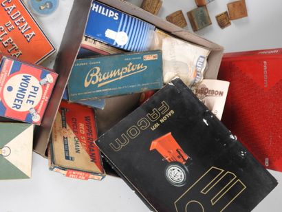 AUTOMOBILIA lot: cruets, books, headlight,...