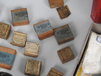 AUTOMOBILIA lot: cruets, books, headlight,...