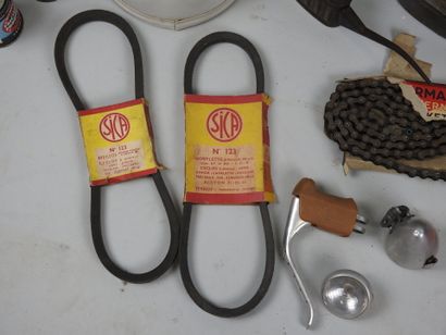 AUTOMOBILIA lot: cruets, books, headlight,...