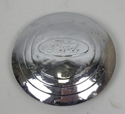 FORD Model B hubcap from 1933.
Diameter:...