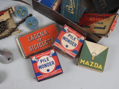 AUTOMOBILIA lot: cruets, books, headlight,...