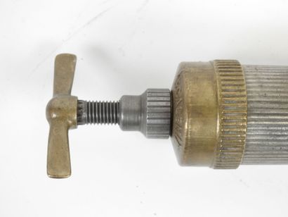 Set of two TECALEMIT grease guns, circa 1930.
Length:...