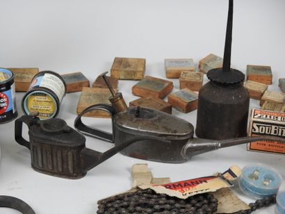 AUTOMOBILIA lot: cruets, books, headlight,...