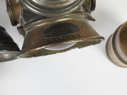 Lot including:
- Two LUXOR bicycle lamps,...