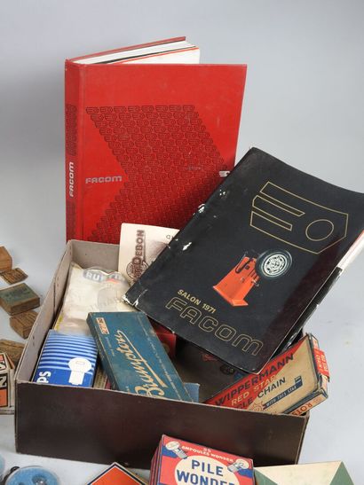 AUTOMOBILIA lot: cruets, books, headlight,...