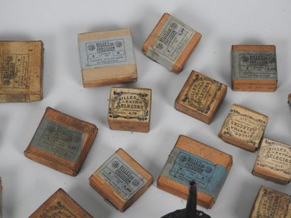 AUTOMOBILIA lot: cruets, books, headlight,...
