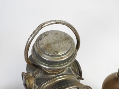 Lot including:
- Two LUXOR bicycle lamps,...