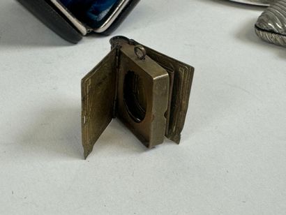 Lot including :
- a small boiled cardboard...