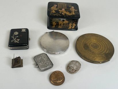 Lot including :
- a small boiled cardboard...