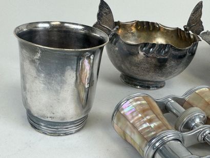 Lot including :
- two pairs of theater binoculars,...