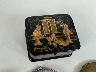 Lot including :
- a small boiled cardboard...