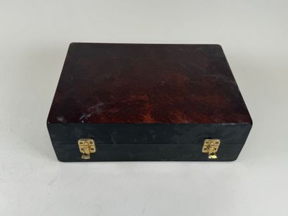 Resin cigar cabinet.
12.5 x 37 x 26 cm.
Includes...