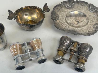 Lot including :
- two pairs of theater binoculars,...