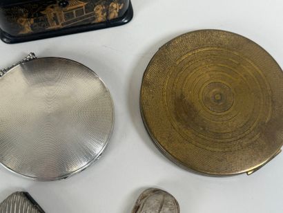 Lot including :
- a small boiled cardboard...