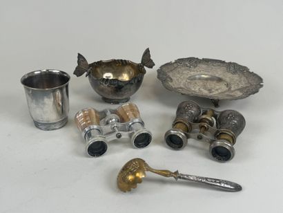 Lot including :
- two pairs of theater binoculars,...