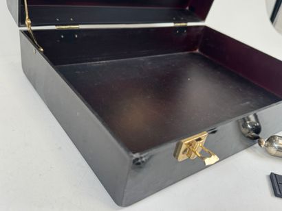 Resin cigar cabinet.
12.5 x 37 x 26 cm.
Includes...