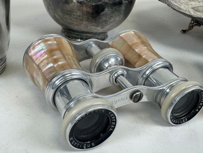 Lot including :
- two pairs of theater binoculars,...