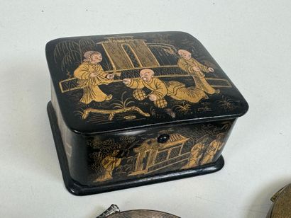 Lot including :
- a small boiled cardboard...
