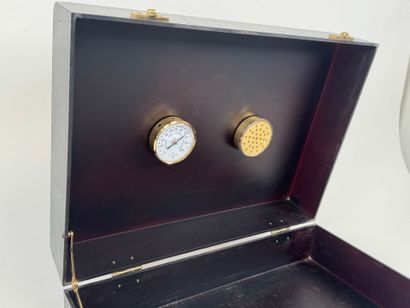 Resin cigar cabinet.
12.5 x 37 x 26 cm.
Includes...