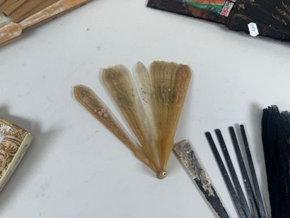 CHINA, Canton.
16-strand lacquer fan with...