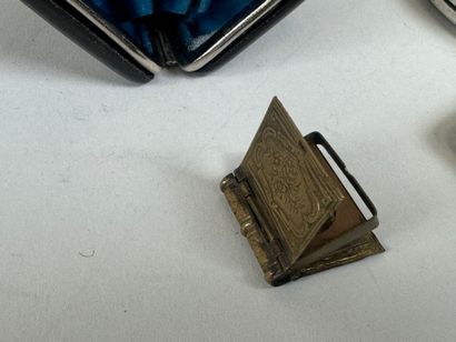 Lot including :
- a small boiled cardboard...