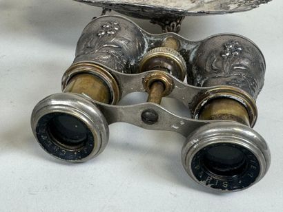 Lot including :
- two pairs of theater binoculars,...