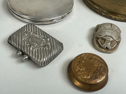 Lot including :
- a small boiled cardboard...