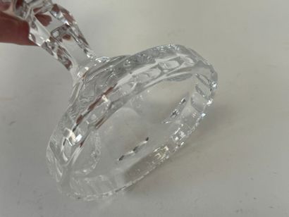 Bougeoir en cristal à décor facetté.
H. 25,5...