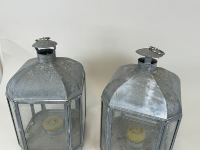 Pair of zinc and glass lanterns.
46 x 26...