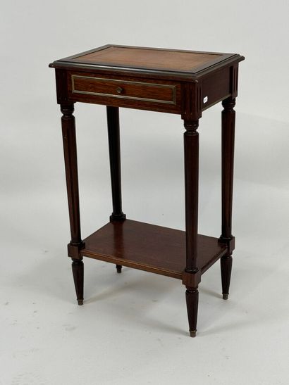 Petite table en bois mouluré ouvrant par...