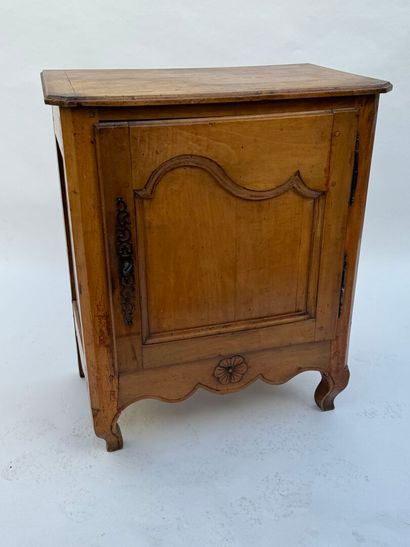 Petit confiturier en merisier mouluré et...