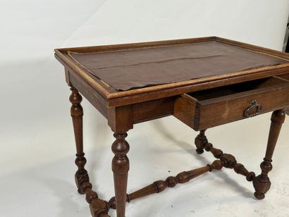 Table cabaret en bois tourné, ouvrant par...
