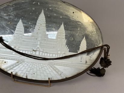 Miroir mural ovale à décor gravé d'un palais,...