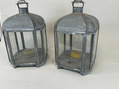 Pair of zinc and glass lanterns.
46 x 26...