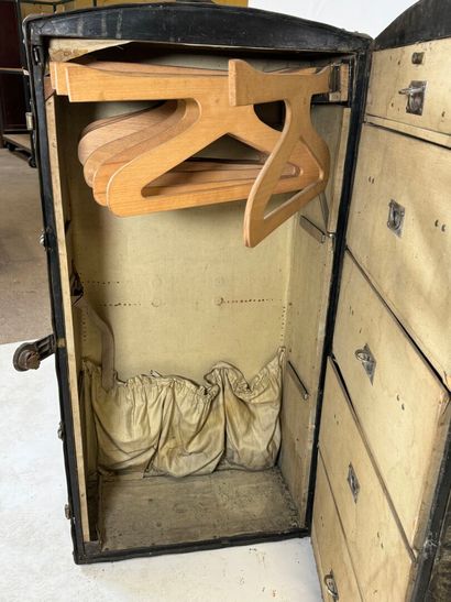 YALE & TOWENMPO... USA.
Important cabin trunk...