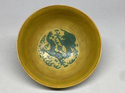 CHINA, 20th century.
Bowl in yellow and green...