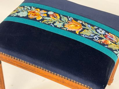 Moulded wood footrest, flowery velvet upholstery.
Louis...