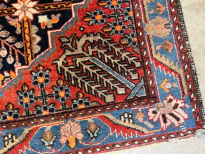 Tapis d'orient en laine nouée main à décor...