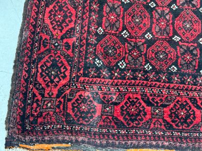 IRAN, XXe.
Tapis en laine nouée main à décor...