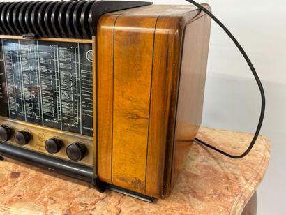 SCHNEIDER frères.
Radio set.
36 x 61 x 32...