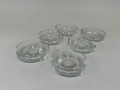 Série de six coupelles à caviar en verre.
D....