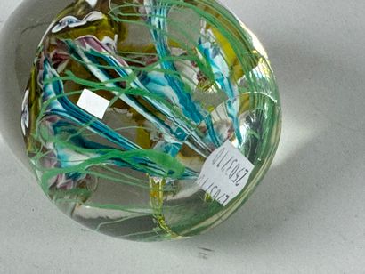 Boule sulfure presse-papier en verre coloré...