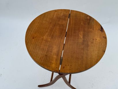 Petit guéridon circulaire pliant en bois...