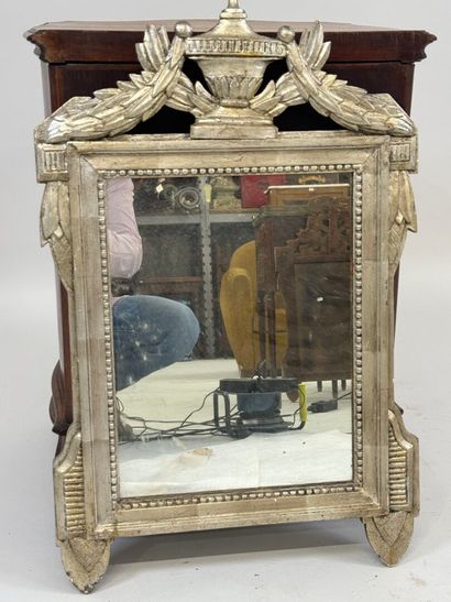 Miroir en bois peint argenté à décor de rang...
