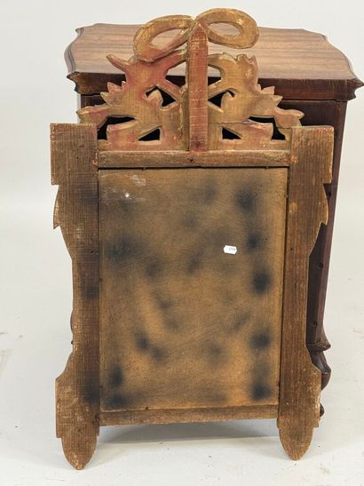 Miroir en bois doré à décor d'attributs de...