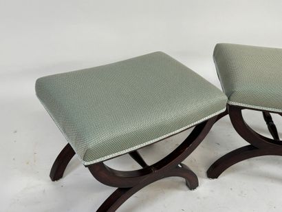 Paire de repose-pieds curule en bois teinté.
42...