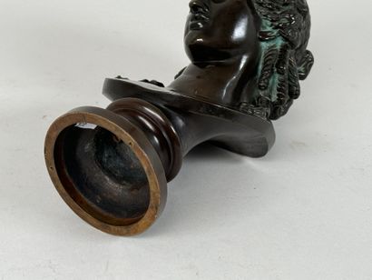 École XIXe.
Buste à l'antique.
Sujet en bronze...
