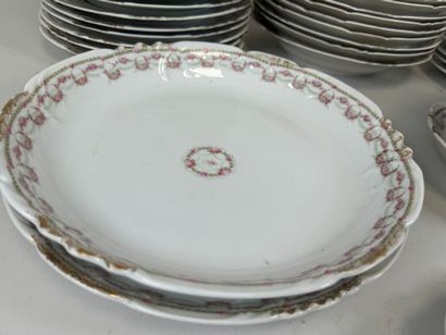 Partie de service de table en porcelaine...